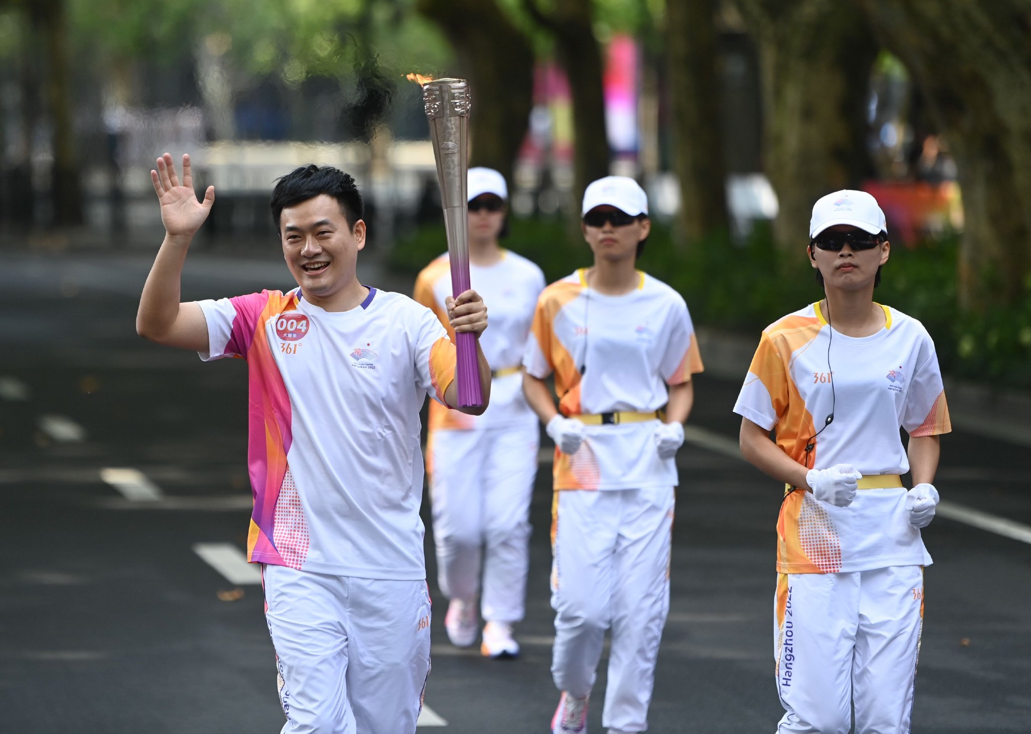 火炬手钟毅在火炬传递中.新华社记者 黄宗治 摄