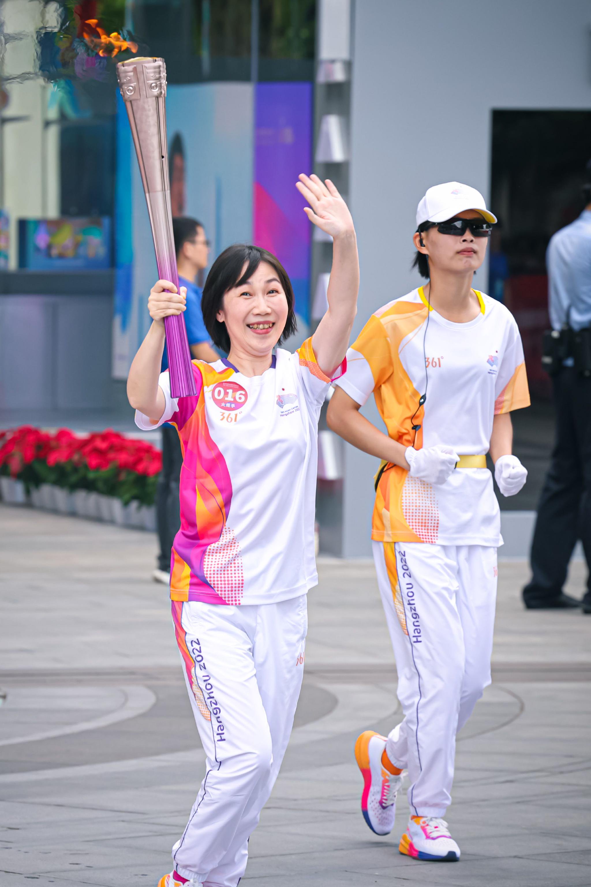 火炬手娄屹兰在火炬传递中.新华社记者 江汉 摄