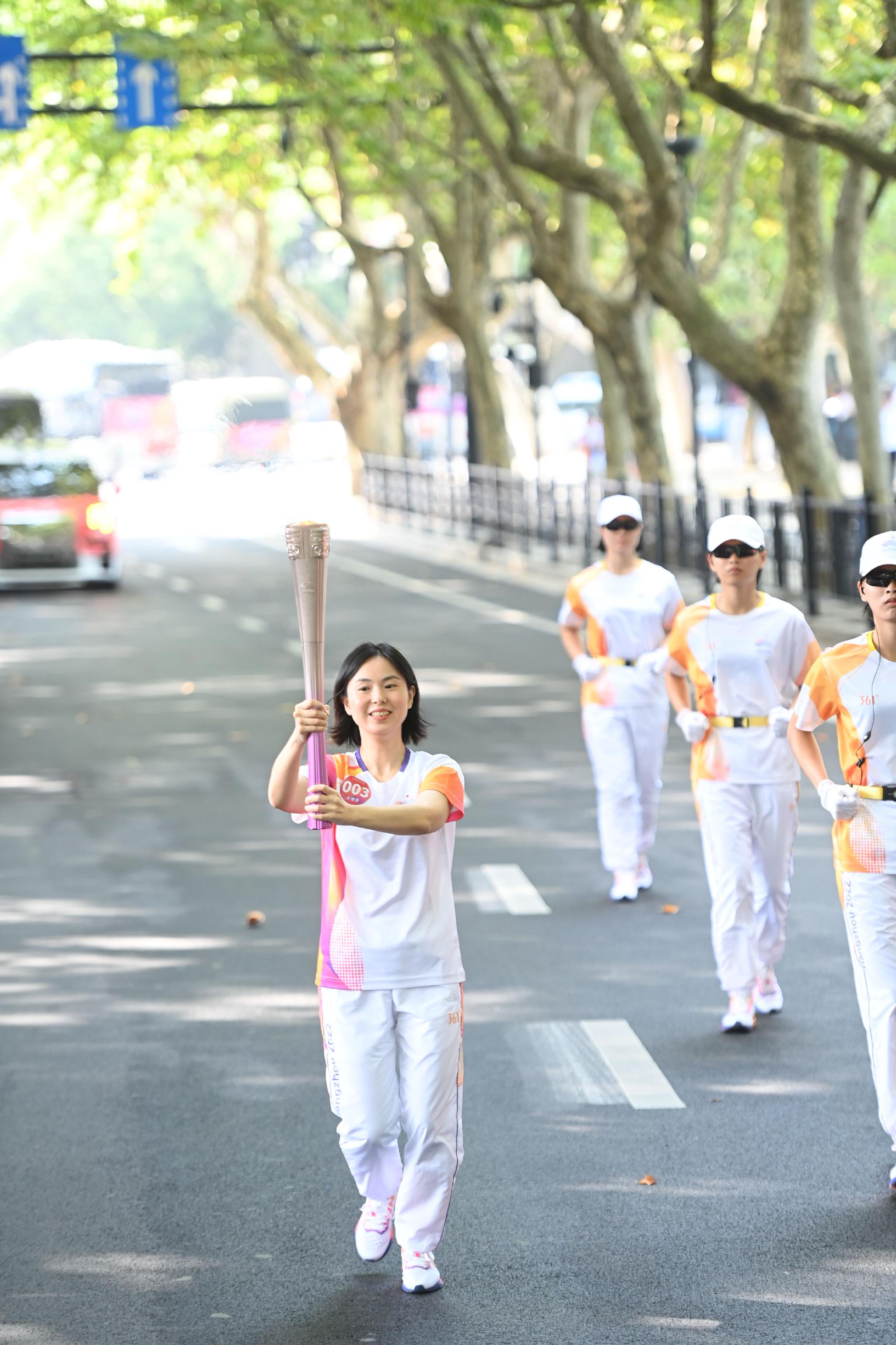 火炬手徐川子在火炬传递中.新华社记者 黄宗治 摄