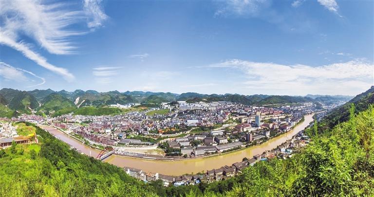 茅台镇全景图. 陈颖 摄