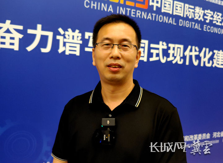 河北敬业钢铁有限公司数字智联部部长杨正宇接受采访.