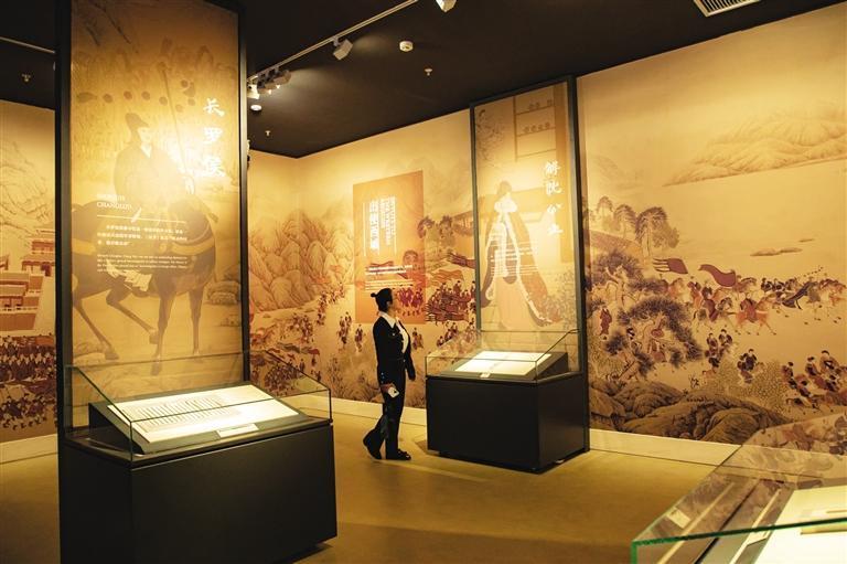 嘉宾在甘肃简牍博物馆展厅内参观 新华社记者 郎兵兵 摄