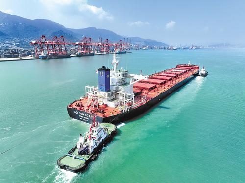 9月7日,在江苏连云港港集装箱码头,一艘货轮准备停靠泊位卸载货物(无