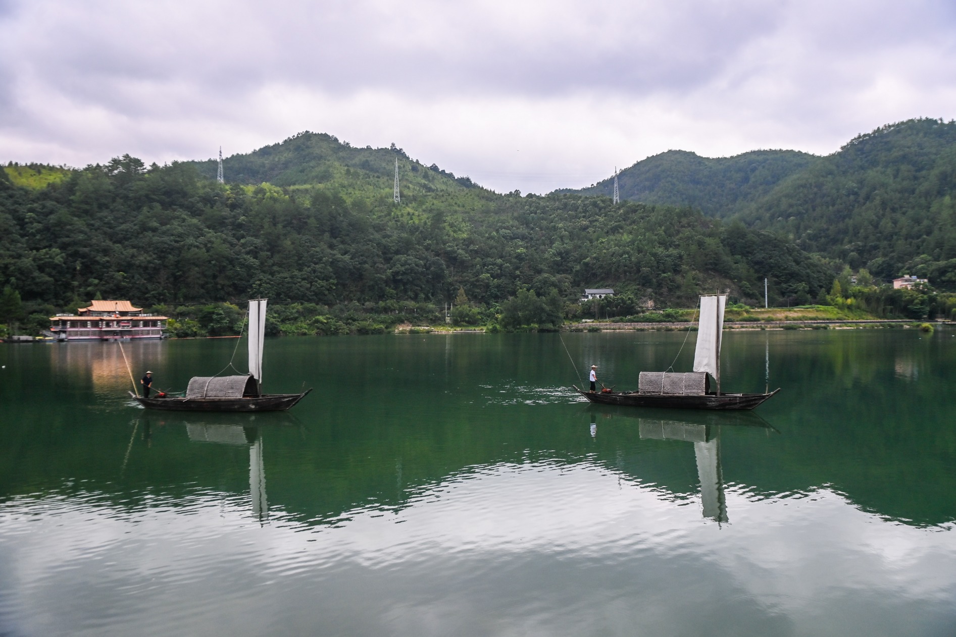 8月30日,传统的舴艋帆船在浙江省丽水市云和县紧水滩镇石浦村前的江面