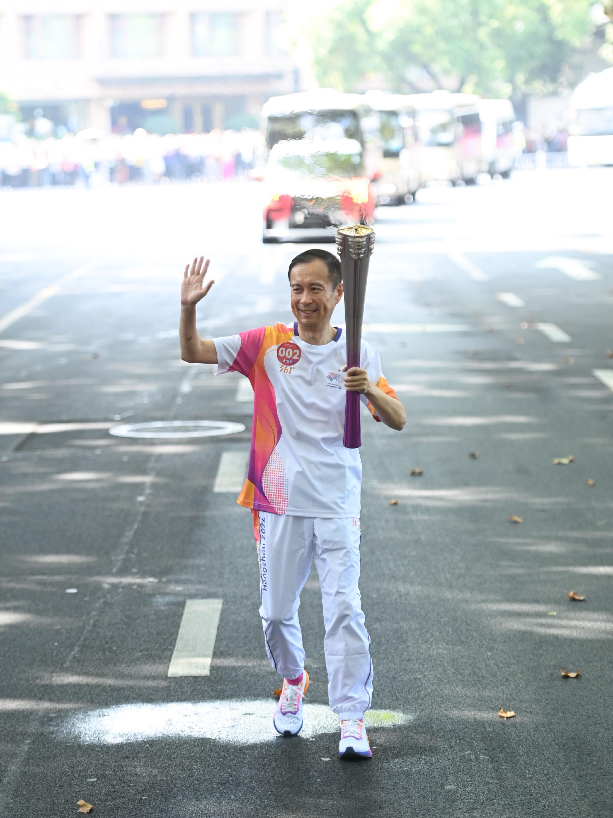 火炬手张勇在火炬传递中.新华社记者 黄宗治 摄