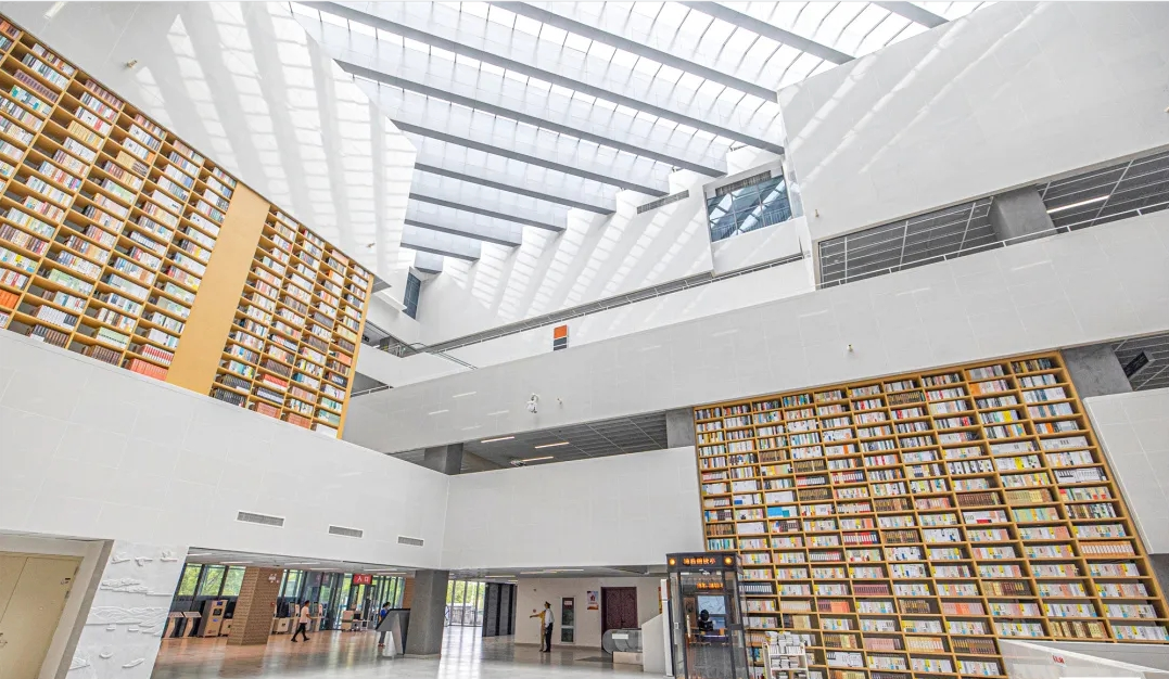 天井内纸质书墙 图源:荆门市图书馆