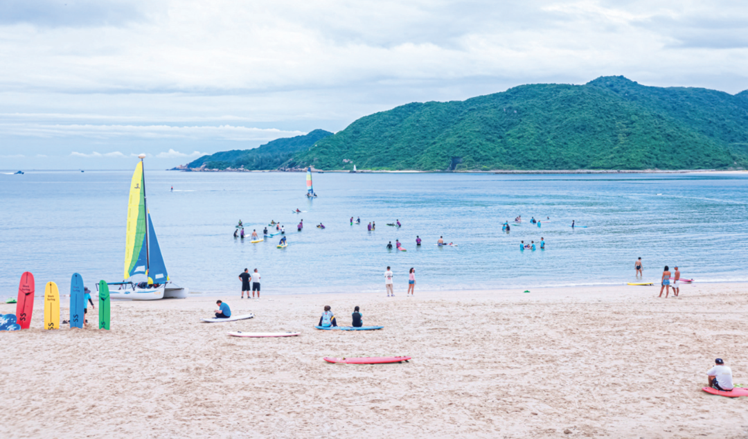 9月8日,后海皇后湾沙滩上,市民游客在度假休闲.李少云 摄
