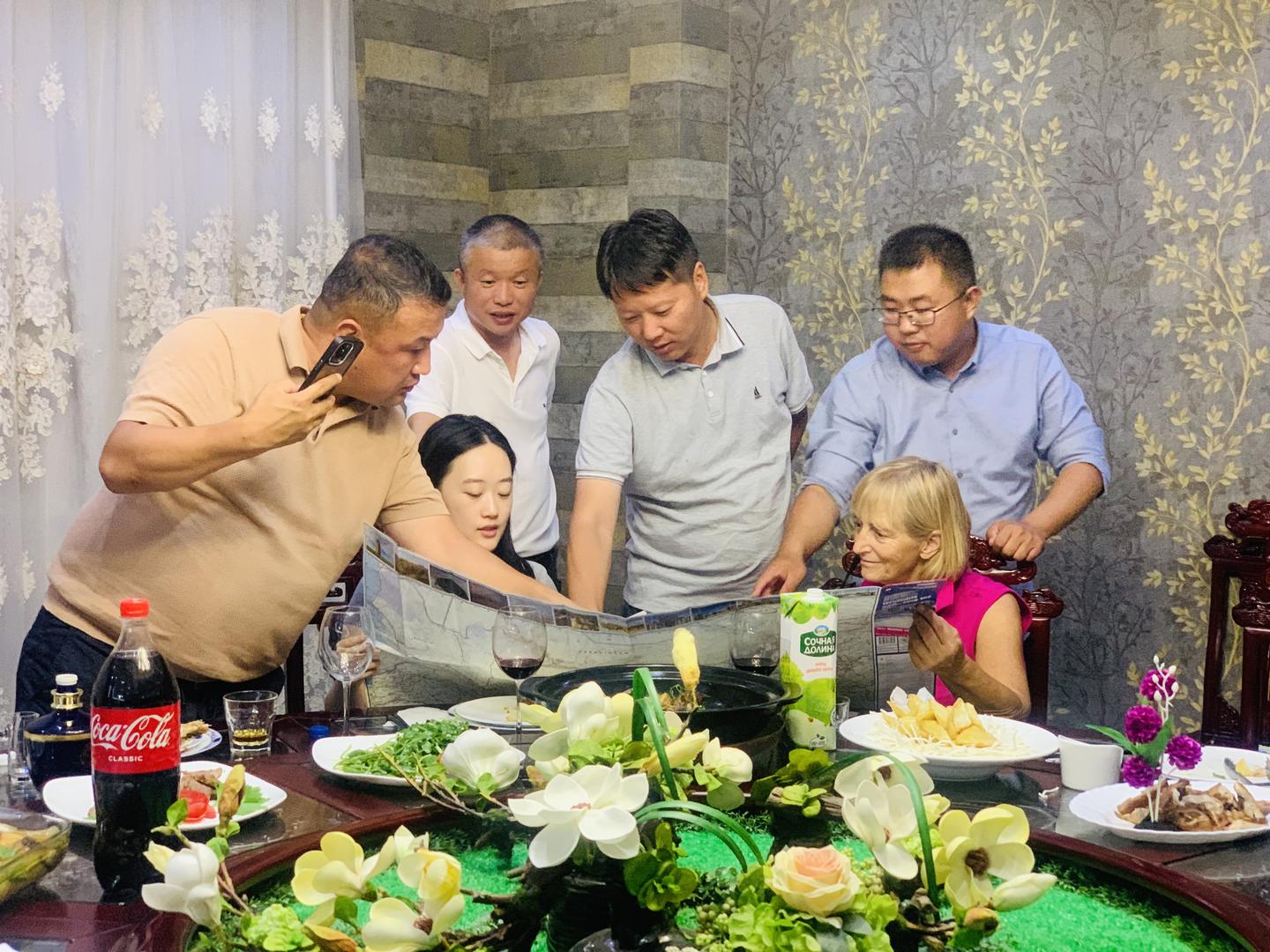 ▲在乌兹别克斯坦的中国企业家为维娜·卡玛洛塔庆祝生日