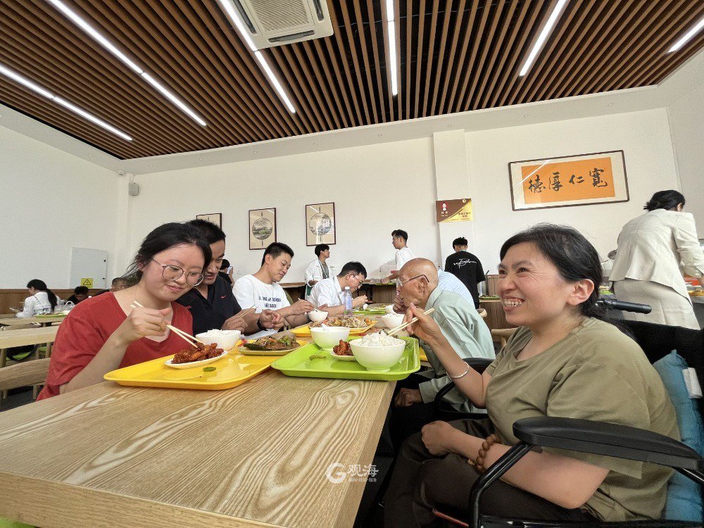 赵秋霞和妈妈在黄海学院的餐厅内吃饭