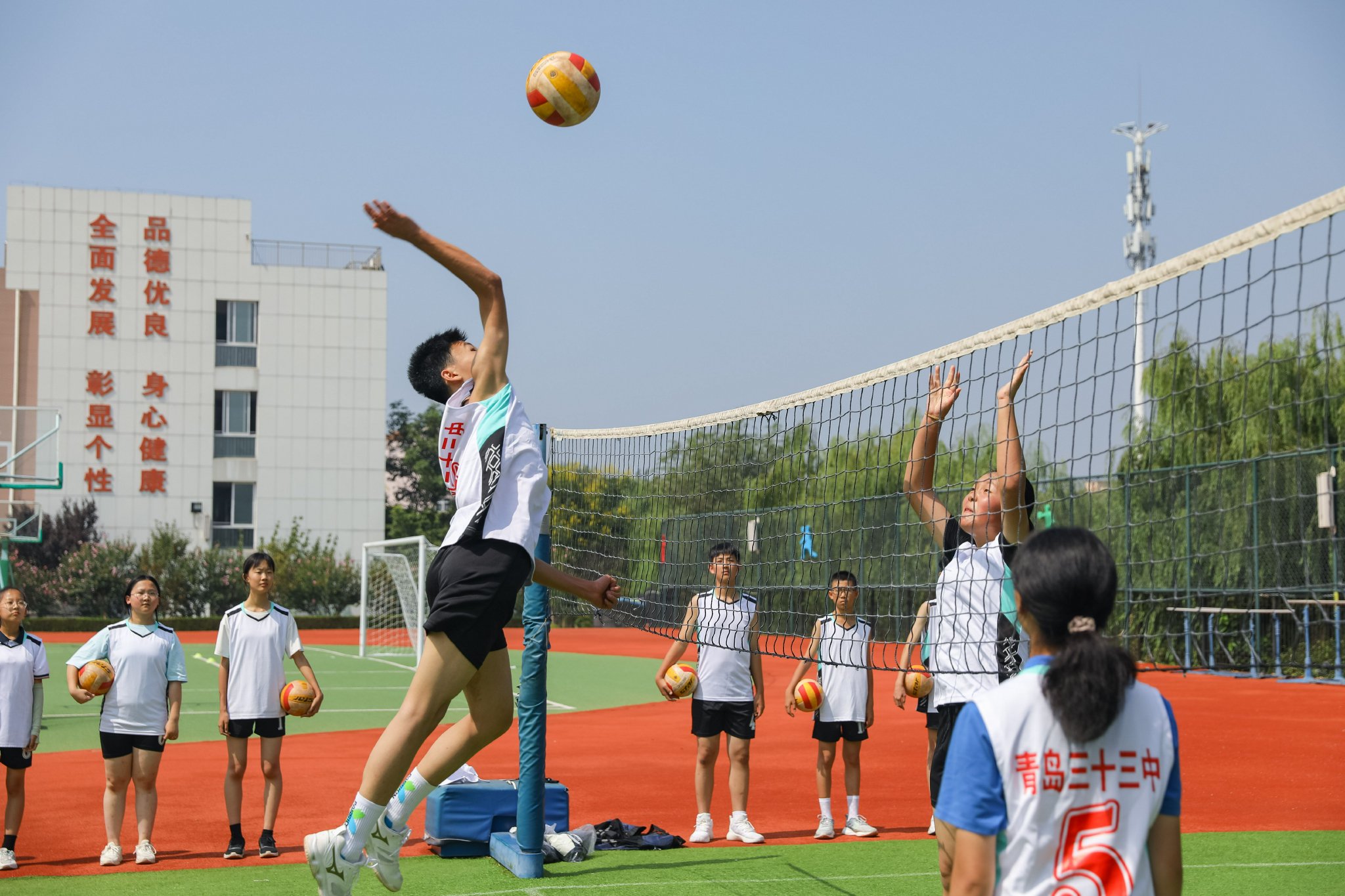 学生在大课间进行排球训练.通讯员 张鹰 摄