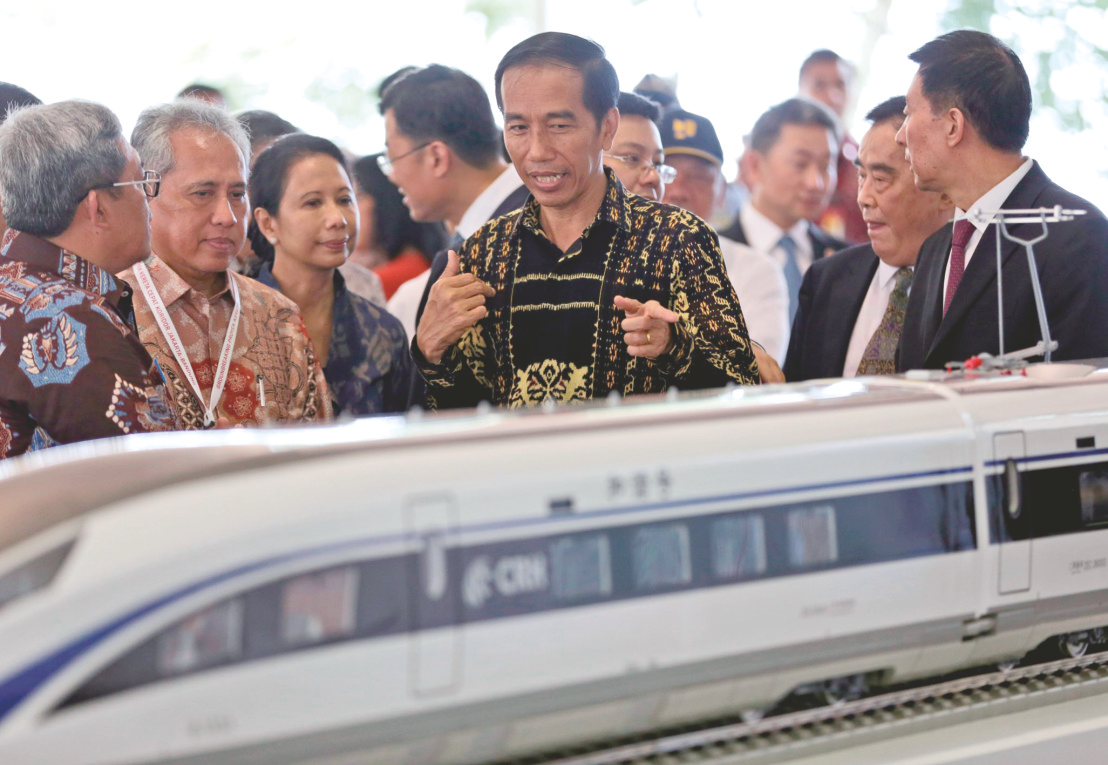    ▲印尼总统佐科（前排右一）参观中国高铁项目
