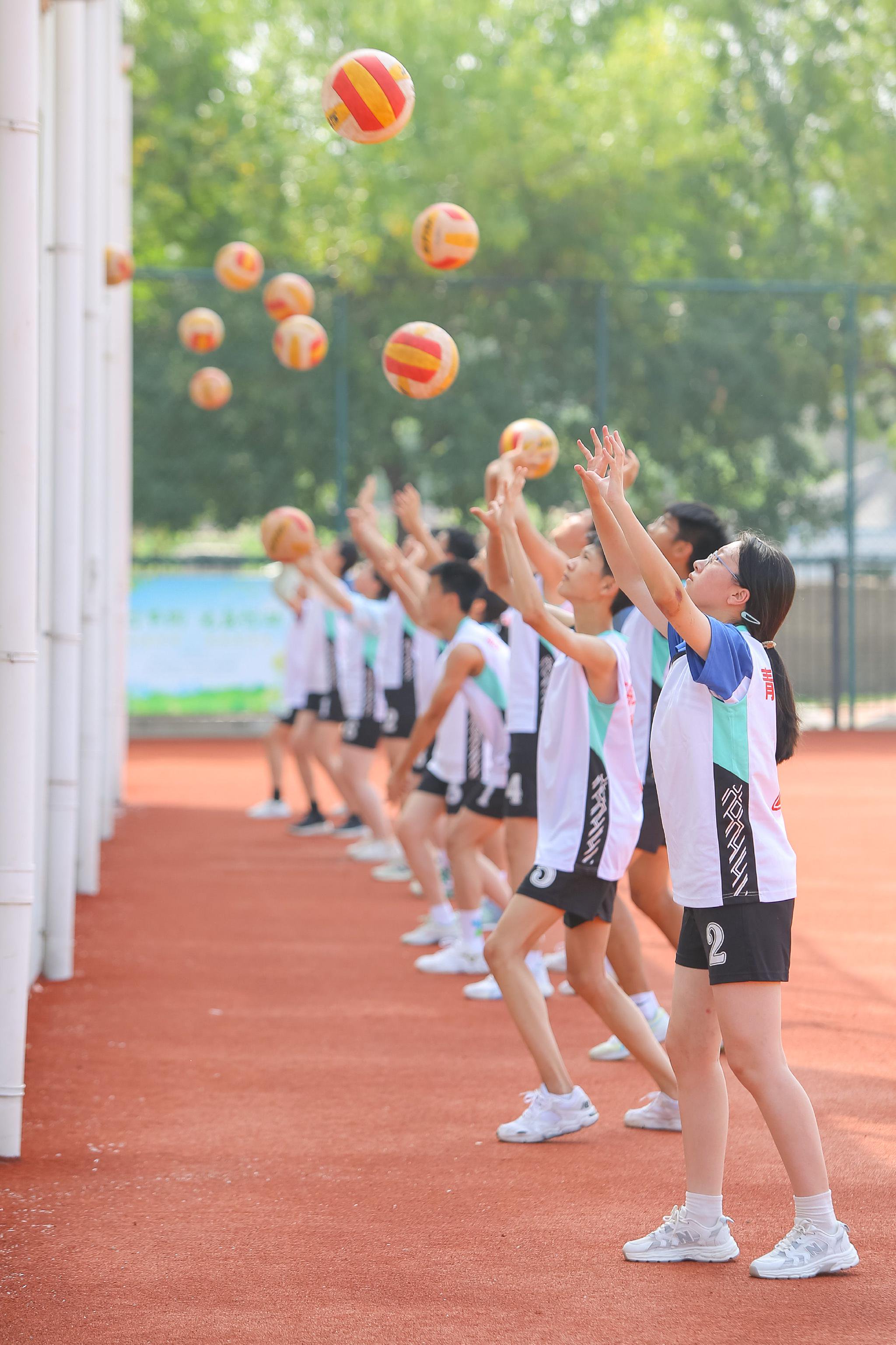 学生在大课间进行排球训练.通讯员 张鹰 摄