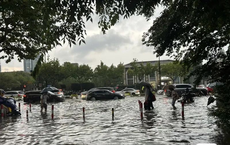 7月21日上海暴雨,多路段出现积水 图片来源于网络