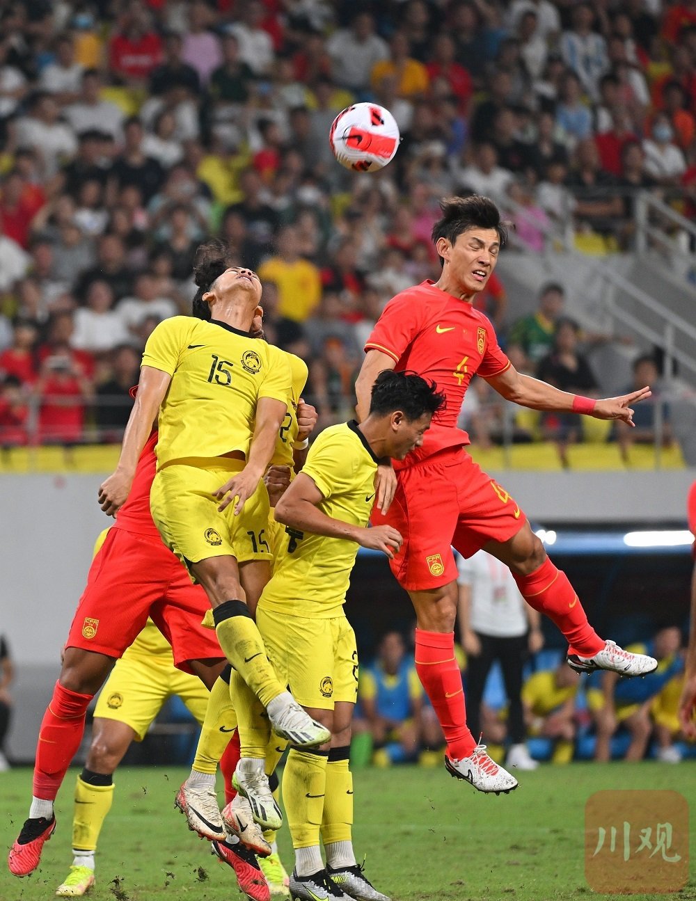 2023cfa中国之队·成都足球邀请赛,双方球员在比赛中.