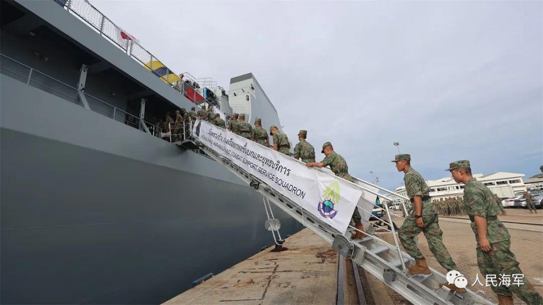 ▲中国海军官兵登上泰军“象岛”号登陆舰参加闭幕式 高国敬 摄