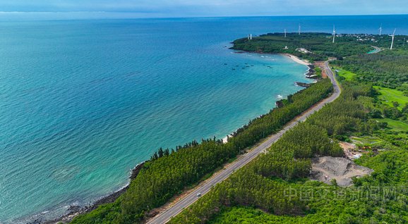 图为海南环岛旅游公路.