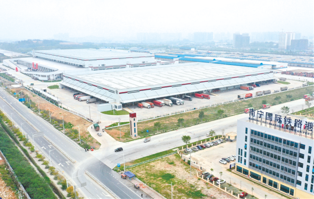 南宁国际铁路港顺丰分拨中心.记者 宋延康 摄