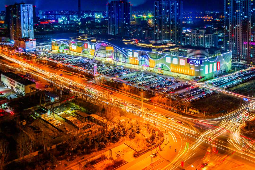 三河市的永旺梦乐城燕郊购物中心夜景.李辉摄