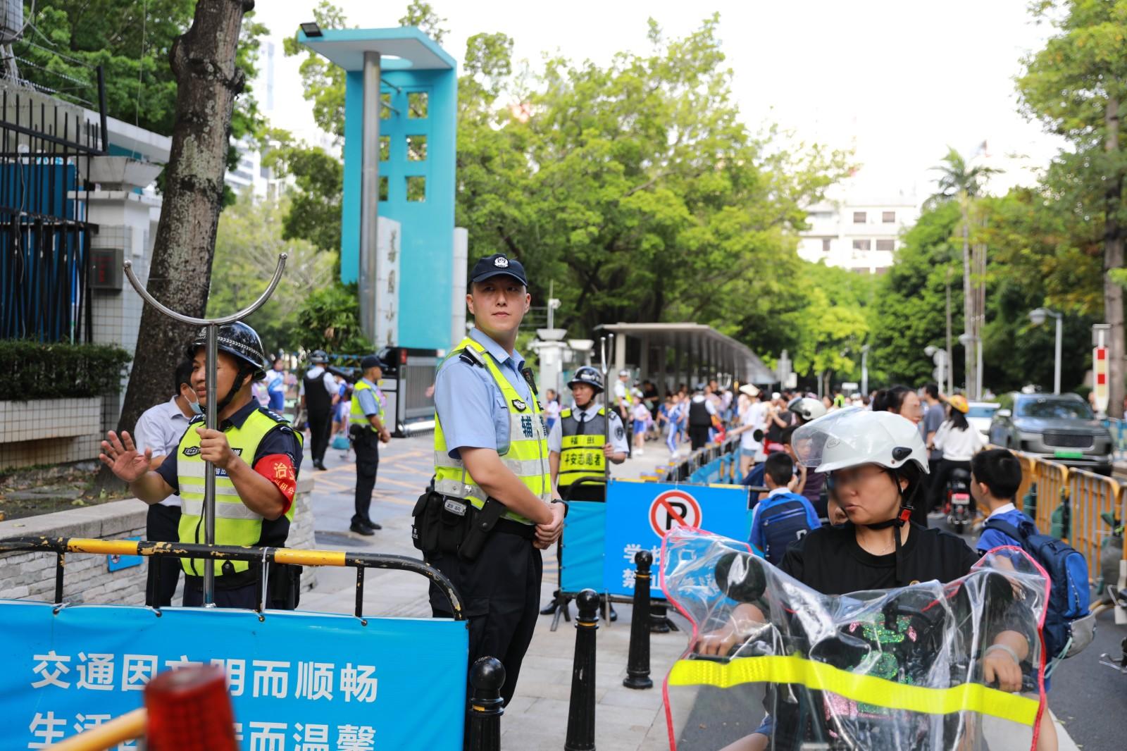 深圳交警在学校门口维持交通秩序