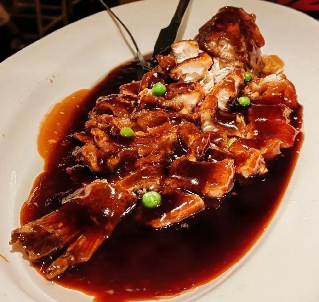 还有当地人介绍说,现在吃的西湖醋鱼都是冒牌货,要西湖里的鱼才行,给