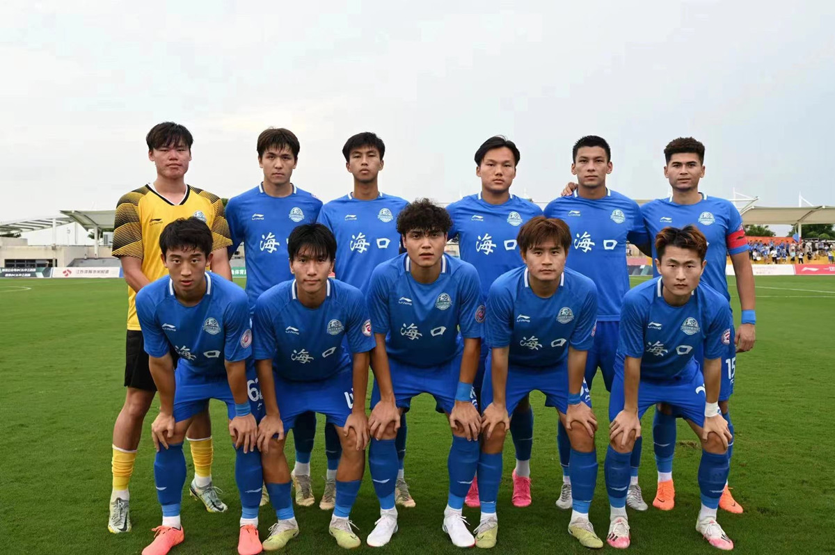 了一次位置极佳的前场定位球机会,闫义明选择直接大力抽射门框范围内