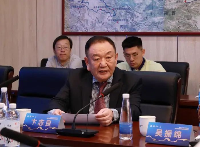 泰山体育产业集团董事长,山东体育产业发展集团董事长卞志良在小街湾