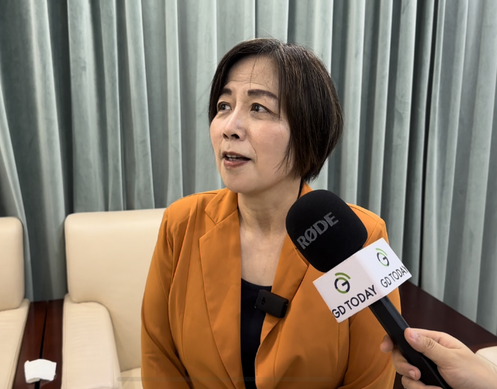 台湾作家,政治评论员黄智贤在中山大学接受环球网记者采访.