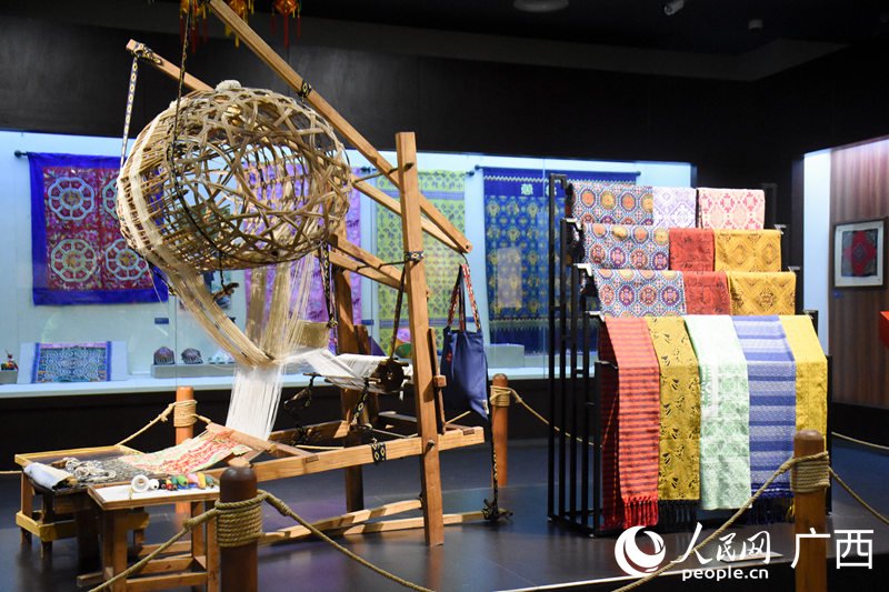 壮锦与织机.人民网 王功孝摄