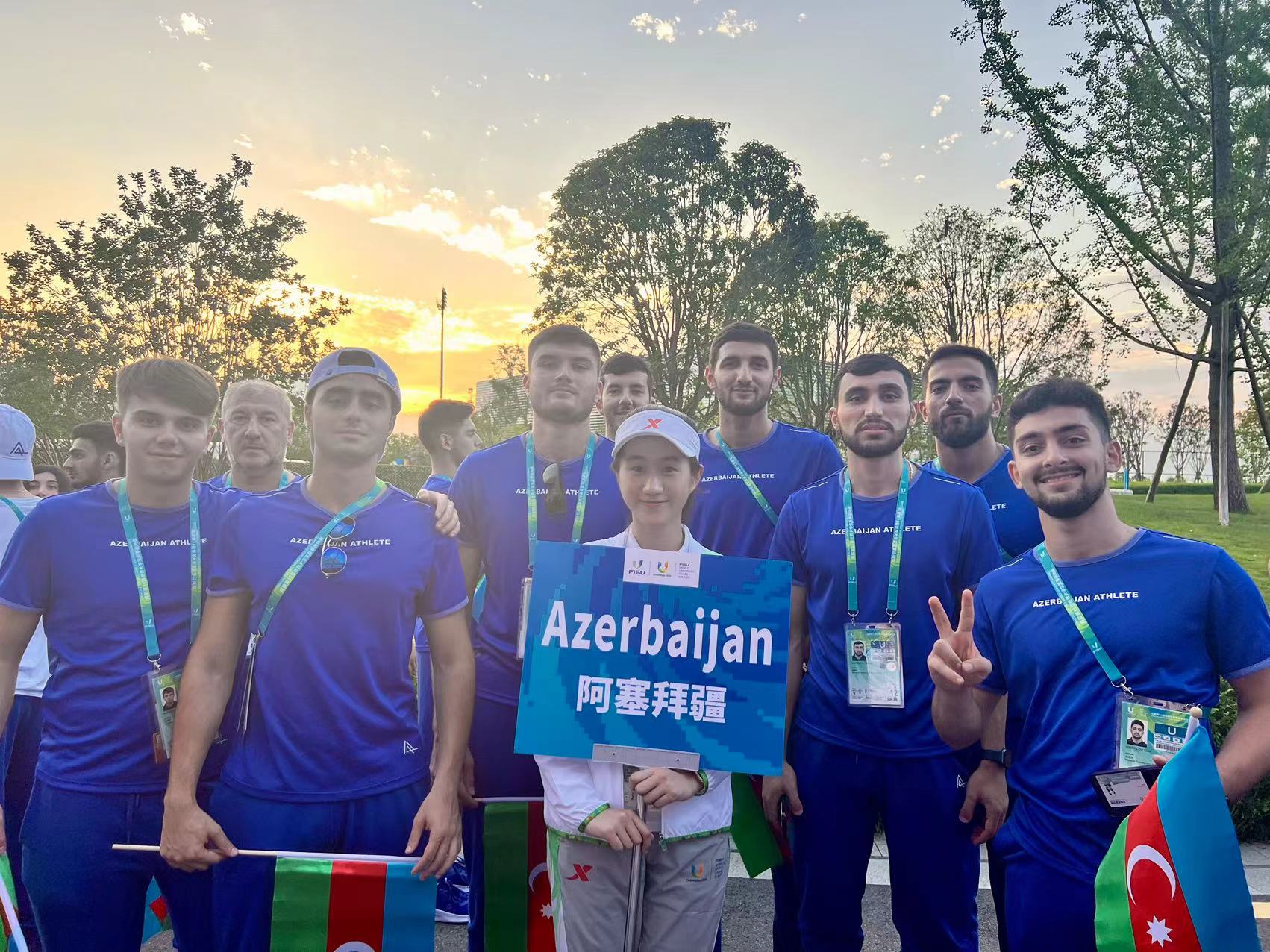 ▲曹雨凡作为阿塞拜疆代表团随员，与部分运动员合影