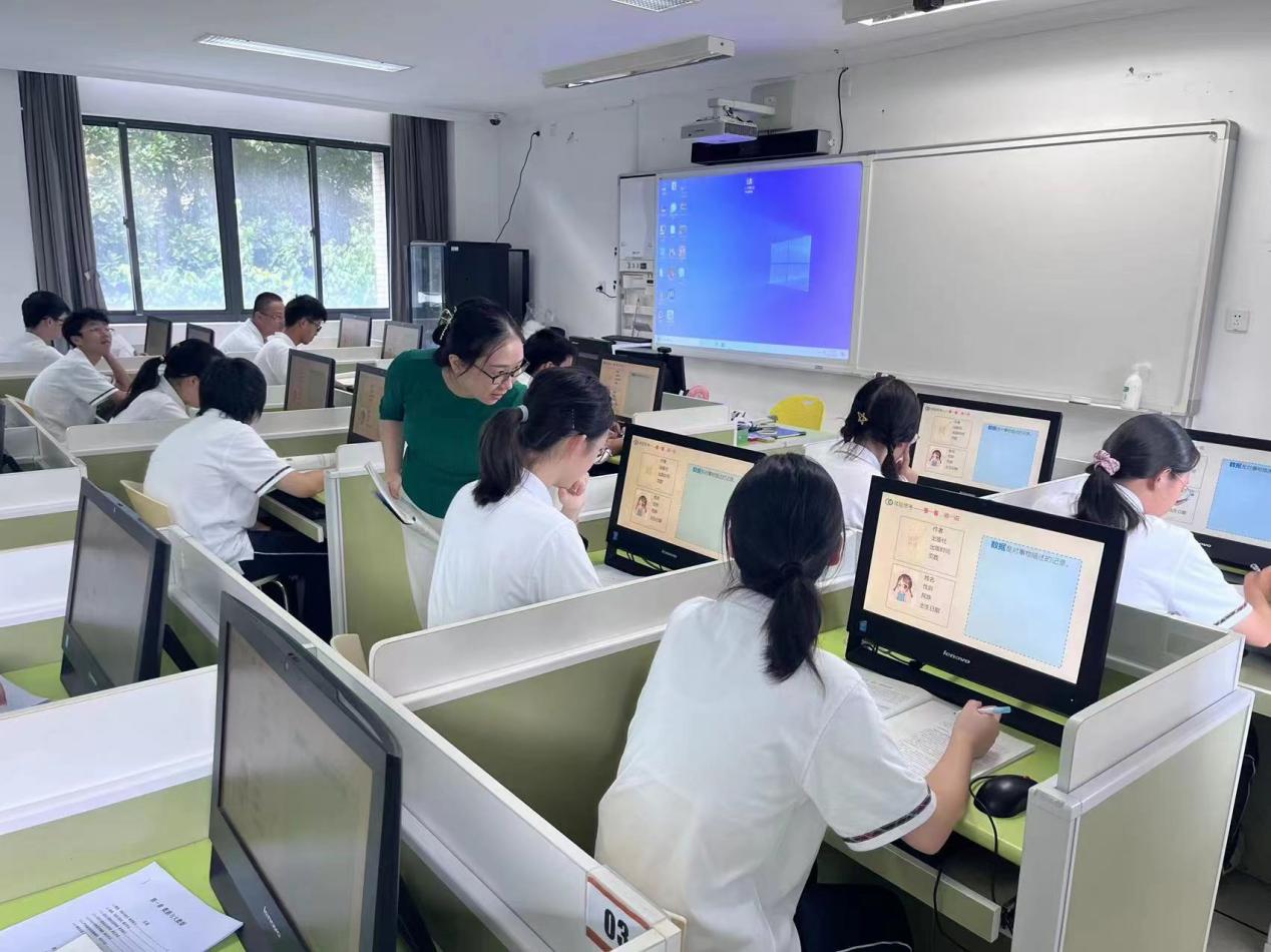 上海大学附属中学信息技术学科熊珺洁老师在课堂上。受访者 供图