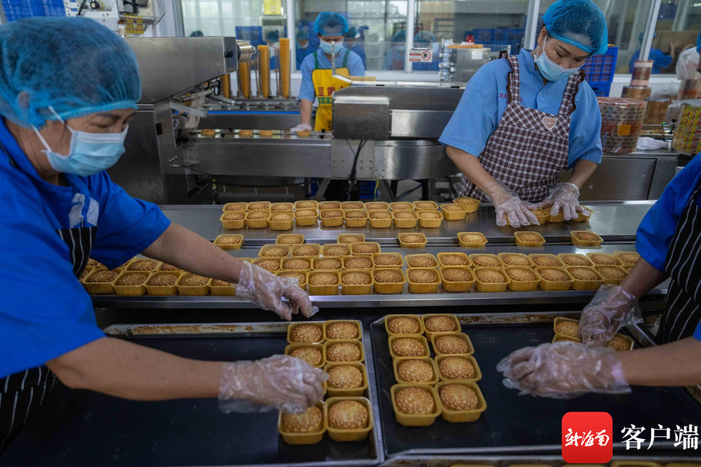 工作人员将月饼放入包装盒内.记者 刘洋 摄