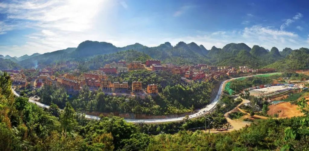 漫步广西南丹县里湖瑶族乡朵努社区,只见数百栋楼房鳞次栉比,社区服务