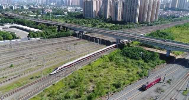 复兴号智能动车组行驶在成渝城际铁路上.茅磊 摄