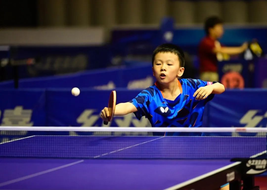 图为青少年组乒乓球团体第一阶段比赛现场.