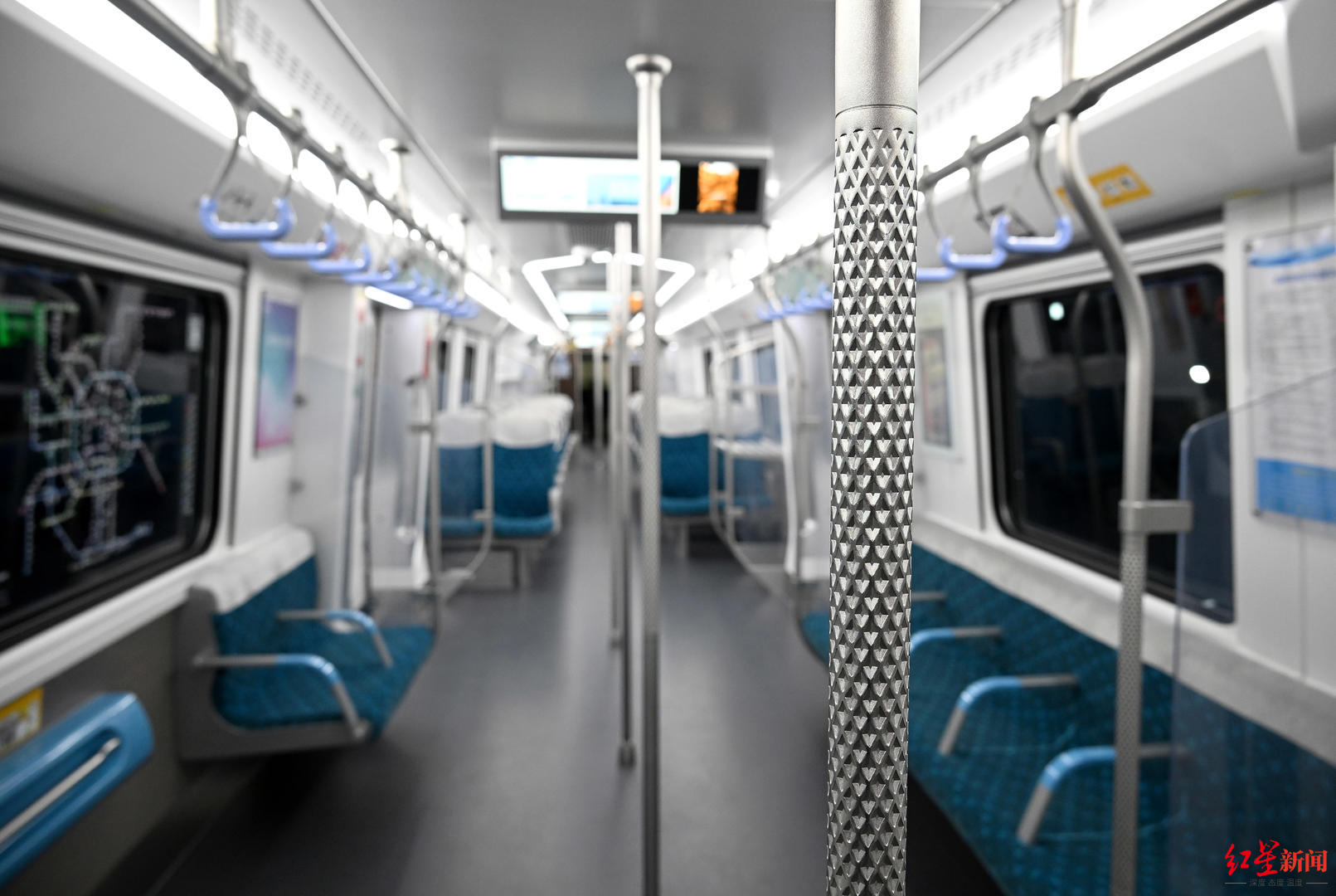 ▲19号线二期的城市轨道交通车厢内部，扶手防滑设计