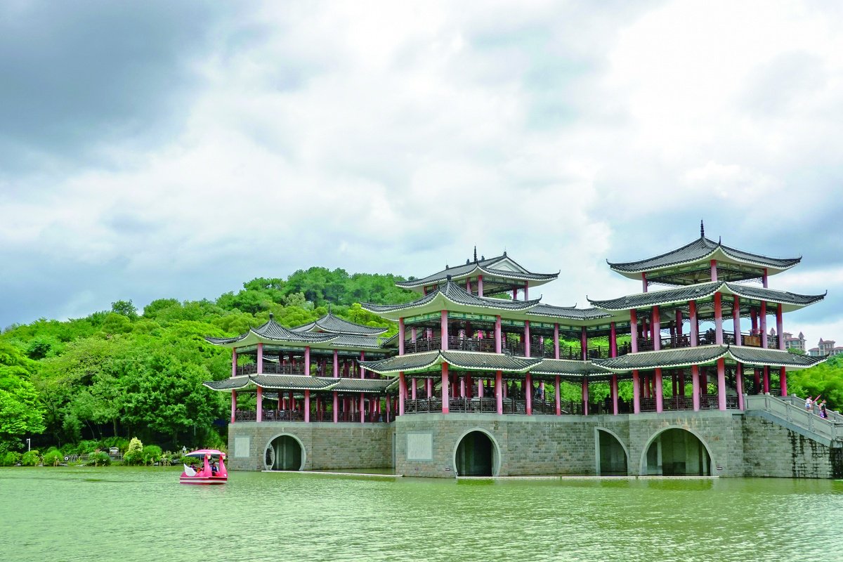 9月10日中午,南宁市狮山公园一带晴转多云,随后开始下雨.