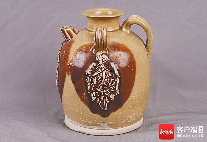 资料图:唐长沙窑青釉褐斑贴花椰枣纹瓷壶.