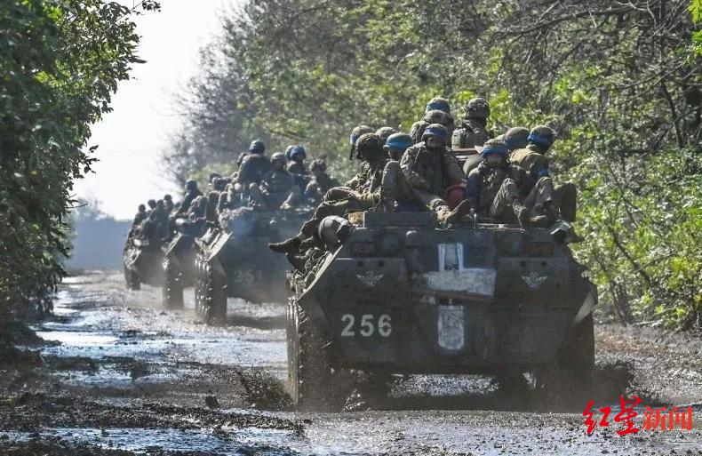 ▲2022年9月17日，乌克兰士兵在泥泞道路上乘步兵战车前进
