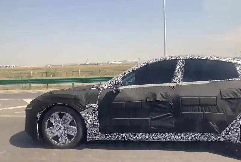 小米汽车后备箱谍照曝光，形似Buds4Pro耳机盒