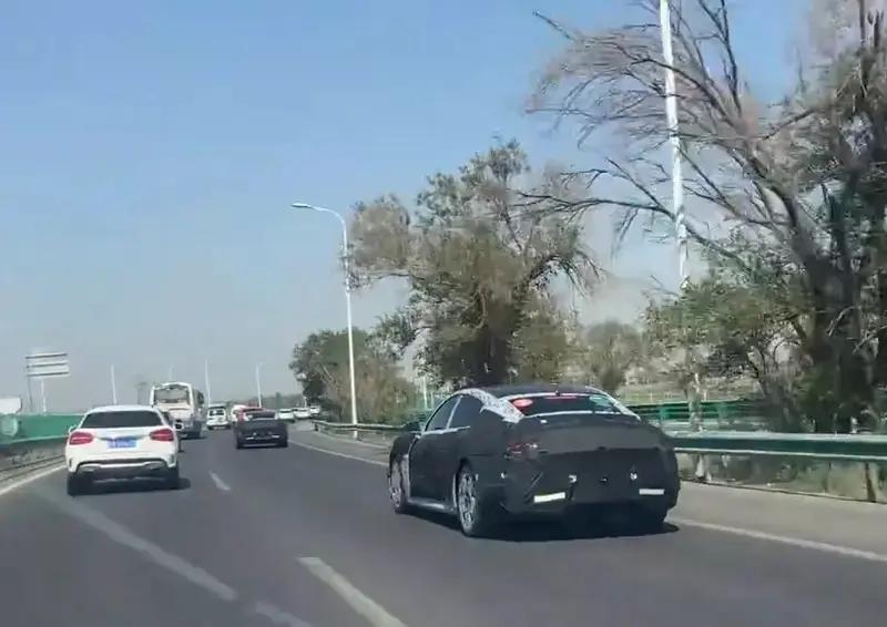 小米汽车后备箱谍照曝光，形似Buds4Pro耳机盒