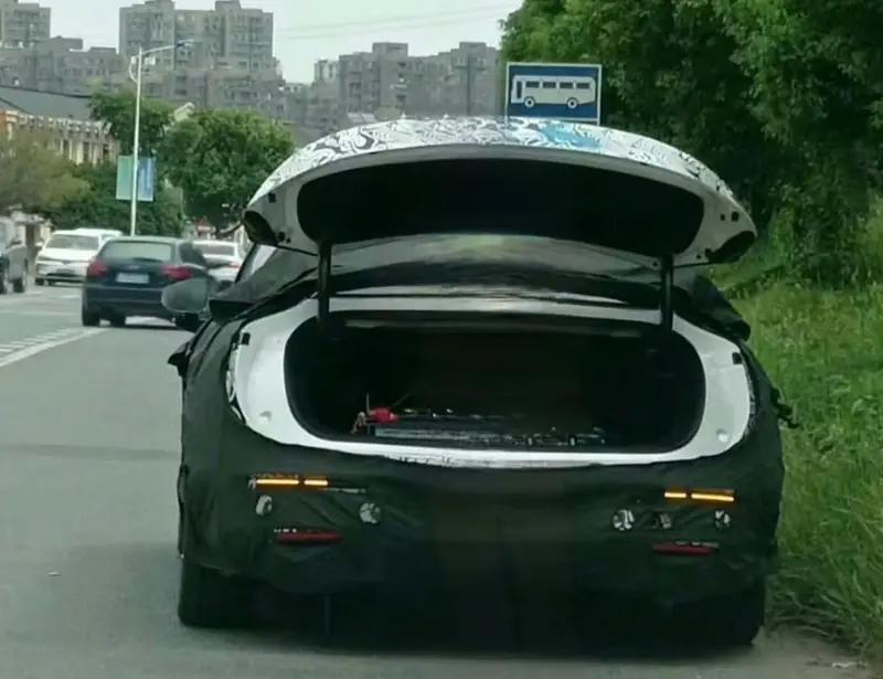 小米汽车后备箱谍照曝光，形似Buds4Pro耳机盒