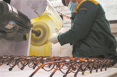 浙江通达光学有限公司车间里,工人正在生产眼镜.