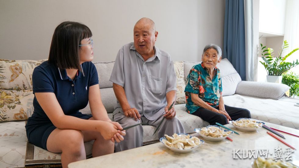 记者在和贾红永的父母聊天.长城网·冀云客户端记者 李泽凯 摄