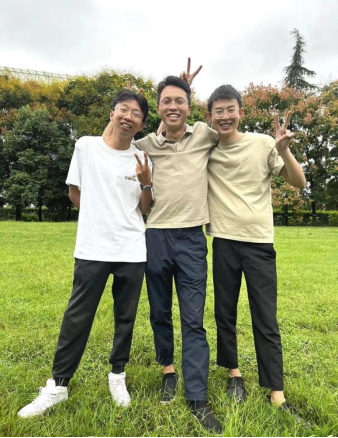 兄弟合影(受访者供图)以"3支花果蔬"为例,团队由最初的三人发展到如今