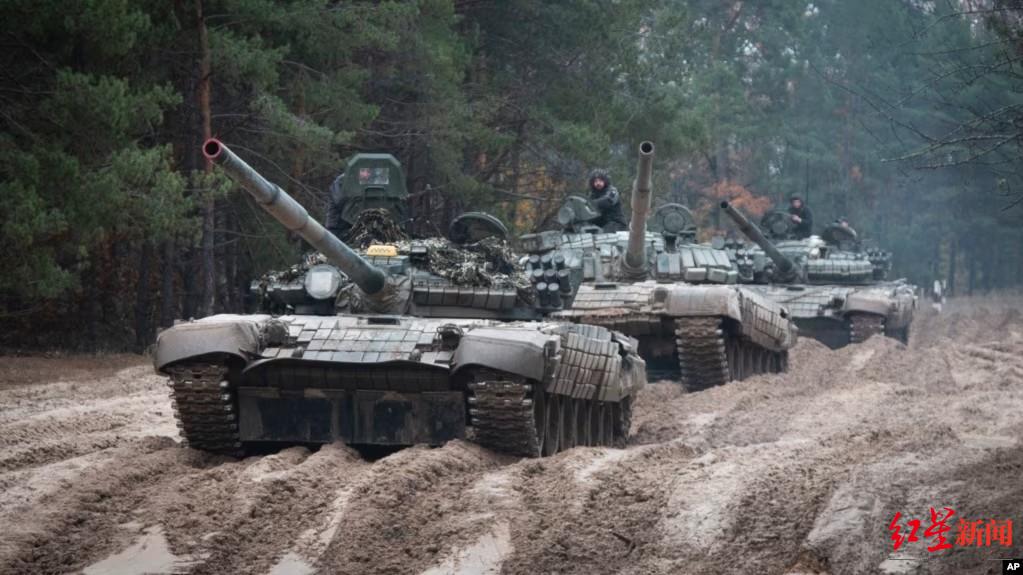 ▲2022年10月28日，乌克兰士兵乘坐缴获的俄T-72坦克在乌克兰-白俄罗斯边境附近进行军事训练