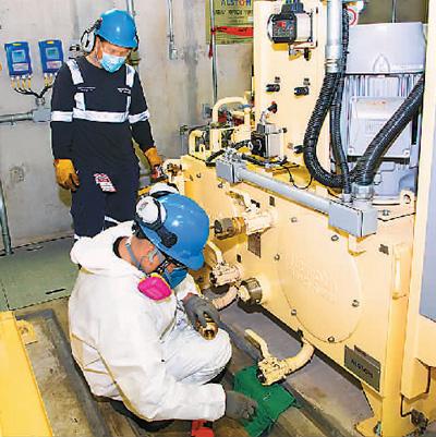 查格亚水电站内，工程师正在对设备进行日常检修。湖北能源集团供图