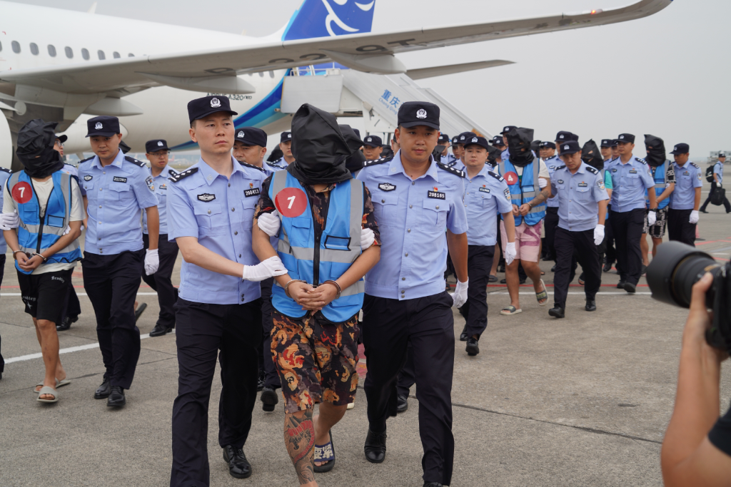重庆从老挝押解18名涉诈嫌疑人回渝.警方供图
