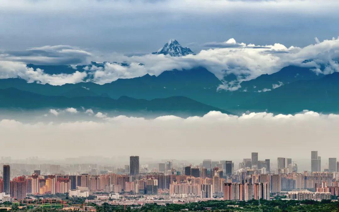 雪山下的成都 摄 | 嘉楠