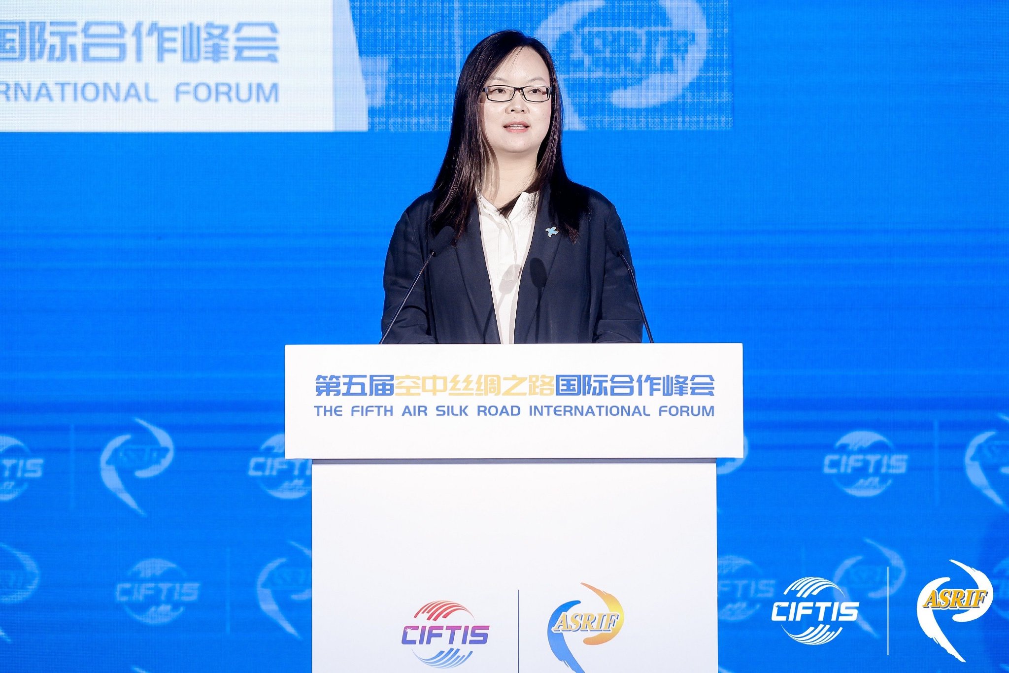 李晶晶在第五届"空中丝绸之路"国际合作峰会上发言 图片来源:主办方供