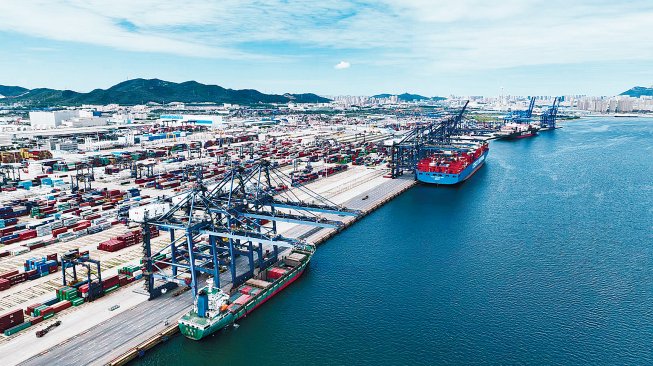 繁忙的金普新区大窑湾集装箱码头.大连新闻传媒集团记者王华 摄